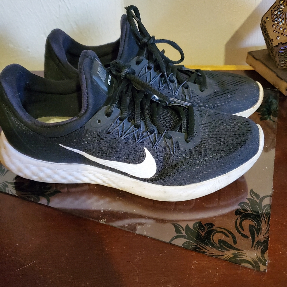 Women's Nike tennis shoes size 9